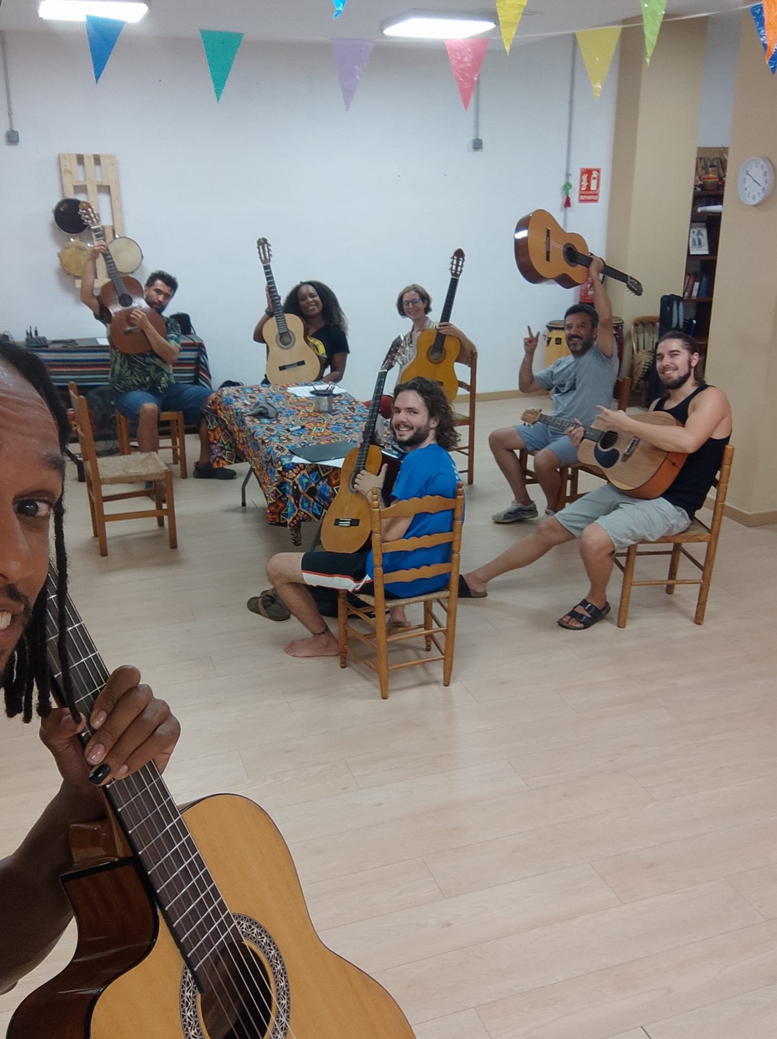 estudiantes de clase de guitarra