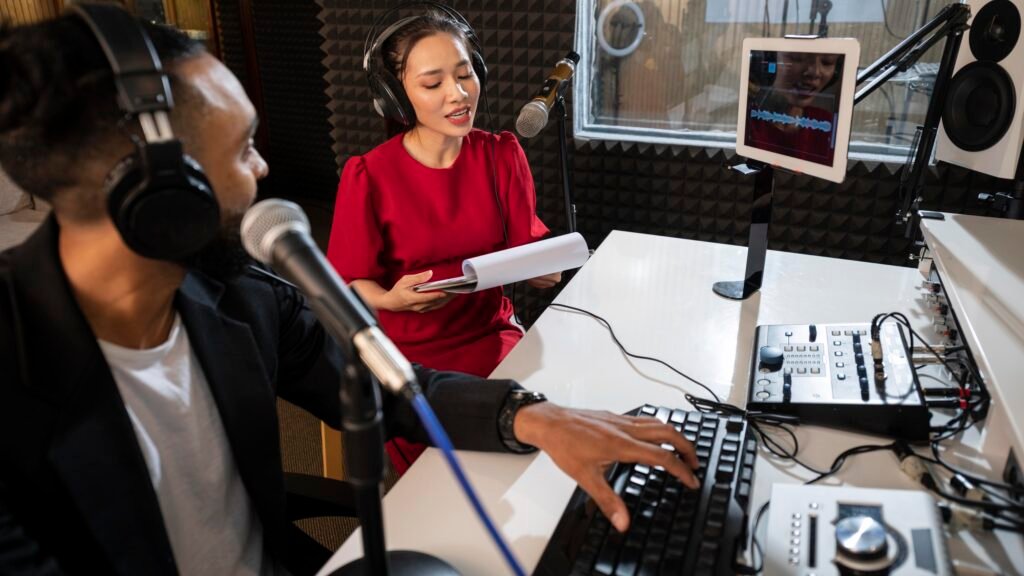 Personas trabajando en estudio de producción musical